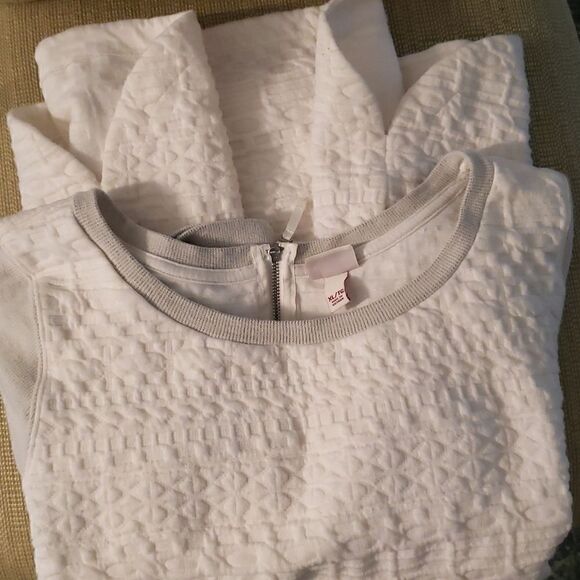 White sweater style top with grey sleeves & coller - Picture 8 of 10